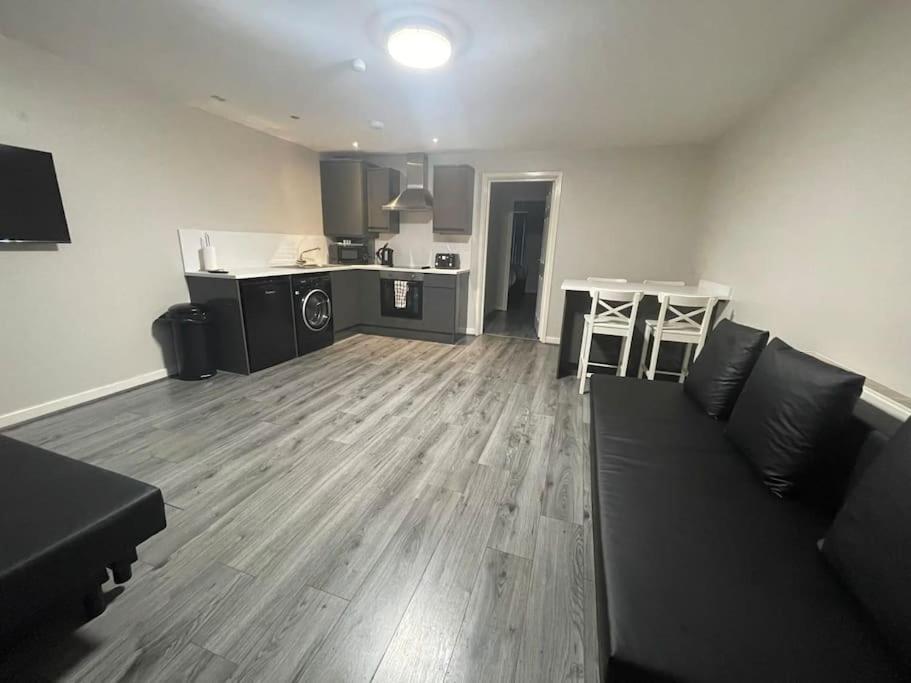 Hosted By Ryan - 2 Bedroom Apartment Liverpool Kültér fotó
