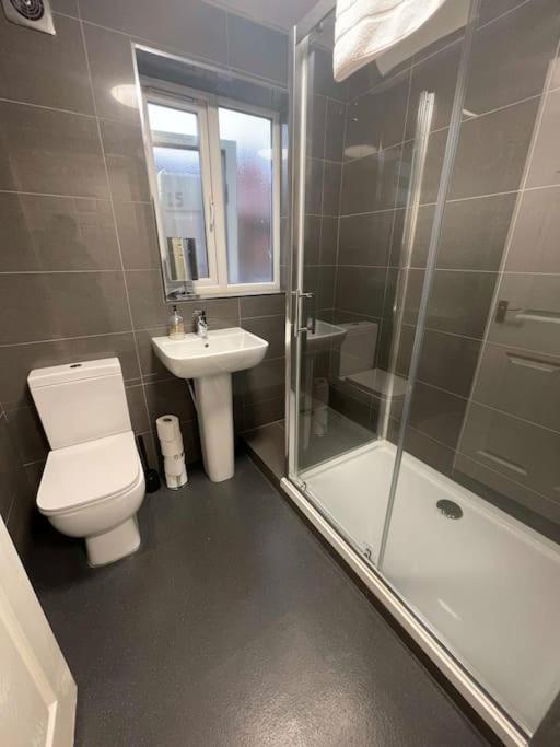 Hosted By Ryan - 2 Bedroom Apartment Liverpool Kültér fotó